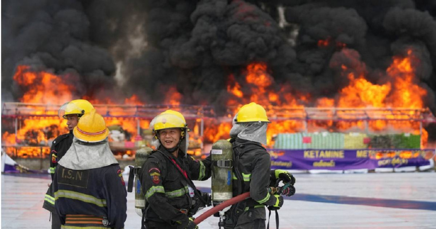 今（26）日是國際禁毒日，緬甸在仰光、曼德勒和東部撣邦首府東枝等多個主要城市舉行了大規模毒品銷毀儀式，焚燒了價值近3億美元（約新台幣88億元）的非法毒品。。（圖／翻攝畫面）