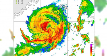 第4號颱風「丹娜絲」於昨（6日）深夜從嘉義縣布袋登陸，挾帶狂風豪雨快閃台灣後，已於今（7日）清晨6時許從桃園、新竹交界處出海。（圖／中央氣象署提供）