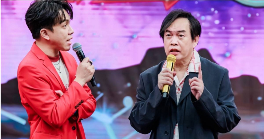 康康（右）講到傳奇人物，一人分飾多角。（圖／中視提供）