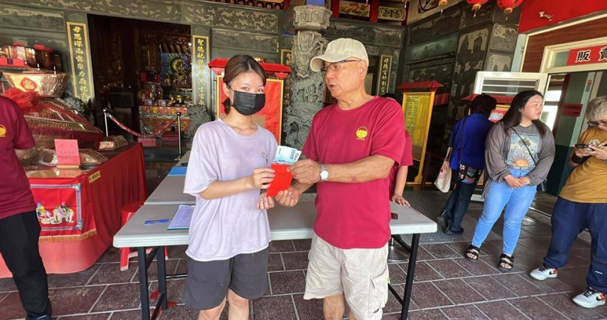 民眾參加聖安宮擲茭挑戰，連擲5筊成功後，挑戰第6筊未果，獎金減半僅獲2500元。（圖／中國時報蕭嘉蕙攝）