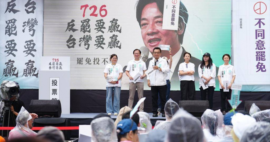 民眾黨20日下午於民進黨中央黨部前舉辦「民主起義」反罷活動。（圖／民眾黨提供）