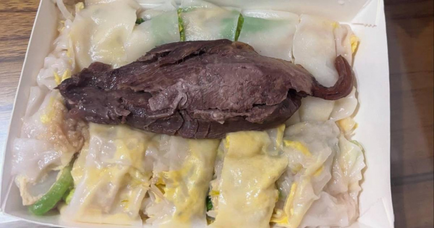 網友叫牛腱腸粉外送，打開形狀激似老鼠，讓他嚇壞。（圖／Threads／@hardy840207）