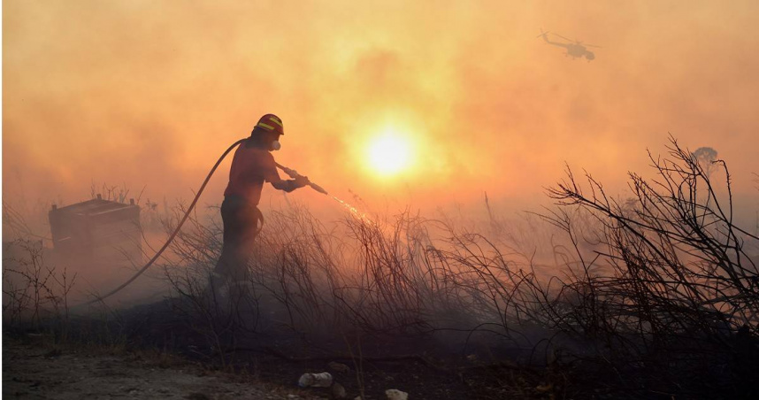 受到連日極端高溫與強風影響，希臘與土耳其多地野火持續延燒。（圖／達志／美聯社）