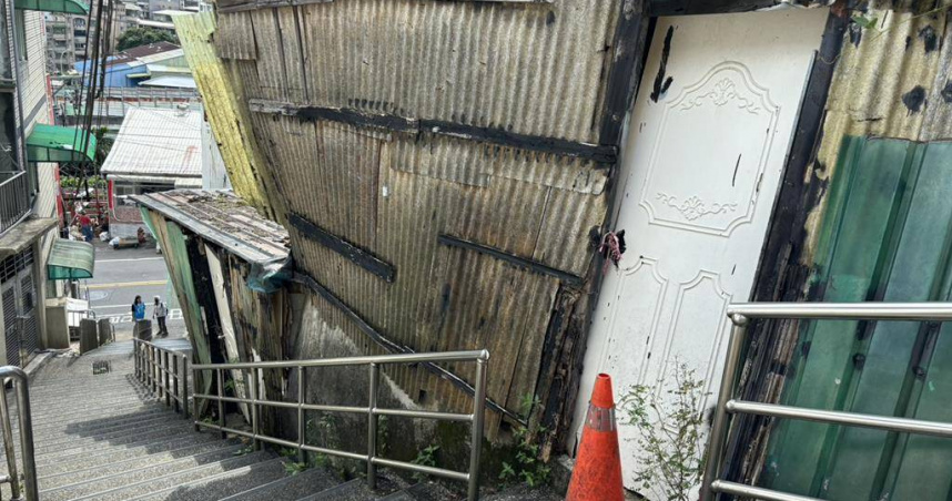 基隆市中山區某處山區有廢棄老屋傾頹，附近民眾憂心颱風來襲可能造成危房傾倒，為此，立法委員林沛祥邀相關單位會勘，安排盡快拆屋還地。（圖／林沛祥服務處提供）