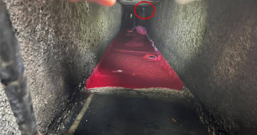 稽查人員於業者倉庫內的水槽投放藍色示蹤劑確認水路流向。（圖／新北市環保局）