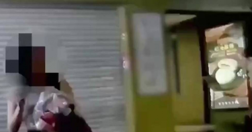 西門町驚見女子揮舞美工刀民眾嚇壞急報警。（圖／翻攝畫面）