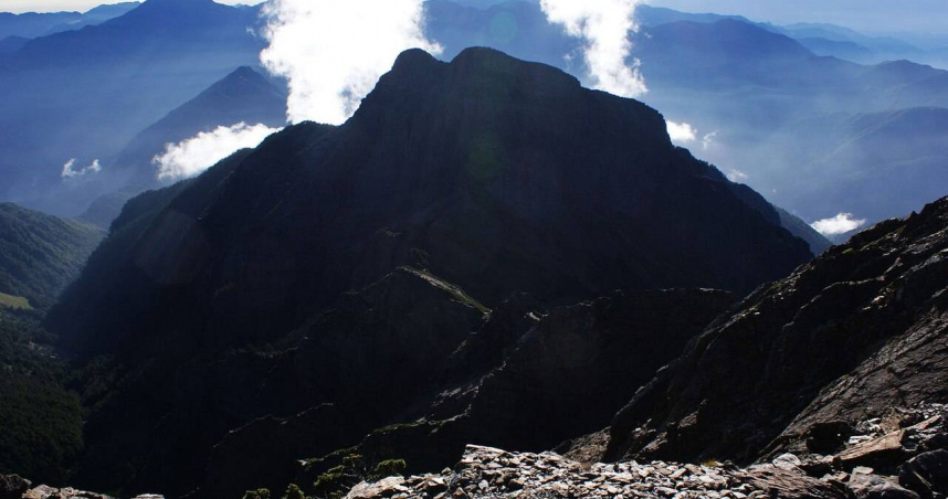 有民眾攀登玉山東峰，結果遭到雷擊。（圖／翻攝自維基百科，由Peellden-自己的作品, CC BY-SA 3.0）