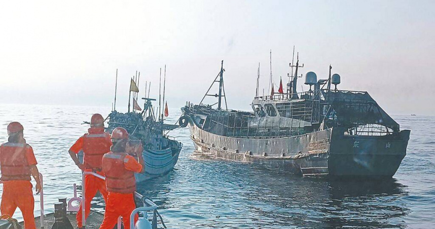 大陸鐵殼船（右）和澎湖籍漁船（左）在海上發生擦撞，海巡第一時間派巡防艇於25日清晨到達現場協助。（圖／艦隊分署提供／中國時報許逸民澎湖傳真）