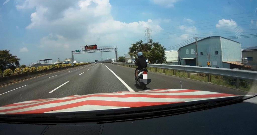 國道1號岡山路段今（12）日上午11點多，有民眾開車時目擊2輛警車在包夾一輛機車，仔細一看是名黑色衣服女子，不服攔查左右閃避跑給警察追，讓目擊者驚呼「超怕撞到她！」。（圖／翻攝畫面）