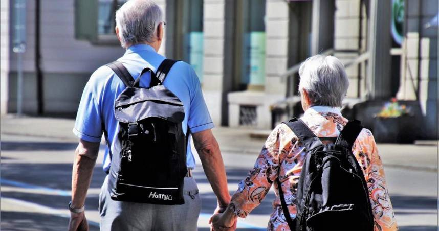 日本一名67歲老翁鈴木先生退休前努力工作賺錢，平時與妻子省吃儉用，存到6500萬日圓（約新台幣1334萬元）退休，但不久後妻子病逝，讓他後悔之前沒有多花時間陪她。（示意圖／Pixabay）