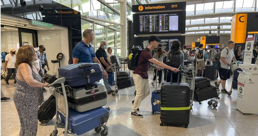 倫敦希思羅機場自助報到系統被網路攻擊致癱瘓。（圖／達志／美聯社）