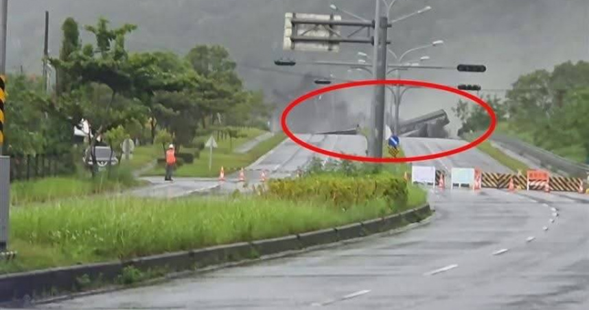 樺加沙颱風重創花蓮，造成馬太鞍溪堰塞湖發生壩頂溢流，沖斷馬太鞍溪橋。（圖／用事實說颱風Threads）