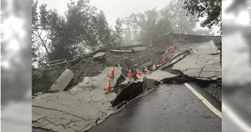 台20線149公里處、110至199公里之間（向陽至初來路段）發生多處坍方與路基掏空，導致雙向交通全面中斷。（圖／翻攝畫面）