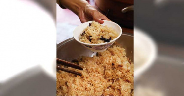【透早呷台味2】阿萬油飯 醬汁提味