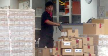 最低工資將調整為每月29500元，健保投保金額也將跟著調整。最低工資調整 逾790萬人每月多付18元健保費。圖為物流業者賣力工作。（圖／報系資料照）