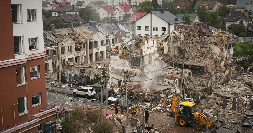 救援人員在烏克蘭基輔一棟被俄羅斯襲擊中被摧毀的公寓大樓現場工作。（圖／達志／美聯社）