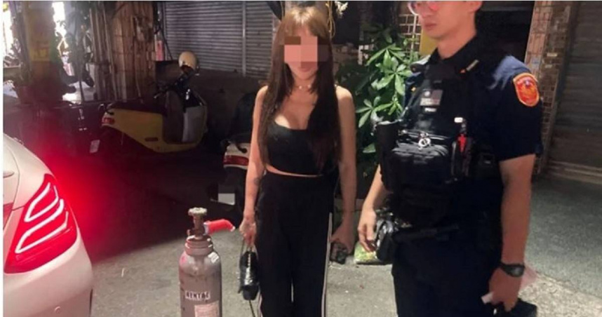 桃園白色賓士女駕駛疑吸笑氣逆向撞2車後肇逃，警方半小時內循車逮人。（圖／翻攝畫面）