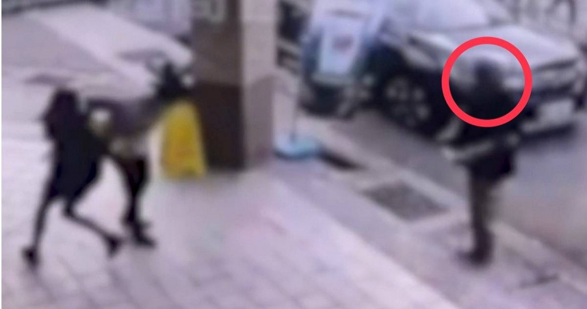 邱男（右）在超商外持刀攻擊民眾，女子趕緊將學童拉離。（圖／翻攝畫面）