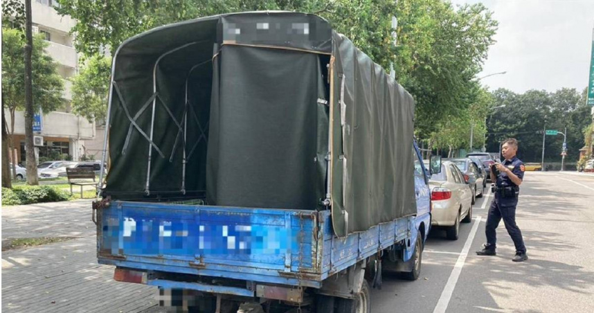 台中市無牌車占用停車格亂象頻傳，台中市長盧秀燕指示，成立跨局處小組合作，沒有車牌就立即拖吊，台中市交通局與警察局聯手於4日依法拖吊第1輛無牌車。（圖／台中市警察局提供）