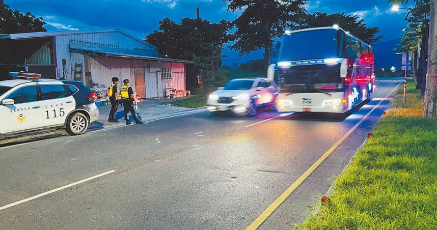 台東李姓男子身負酒駕前科，今年初第三度酒駕上路，不慎撞車，法院一審依公共危險罪判刑5月、罰金1萬5000元；李男不服上訴，二審改判4月徒刑、併科罰金1萬元，全案定讞。酒駕攔查示意圖。（圖／蕭嘉蕙攝）