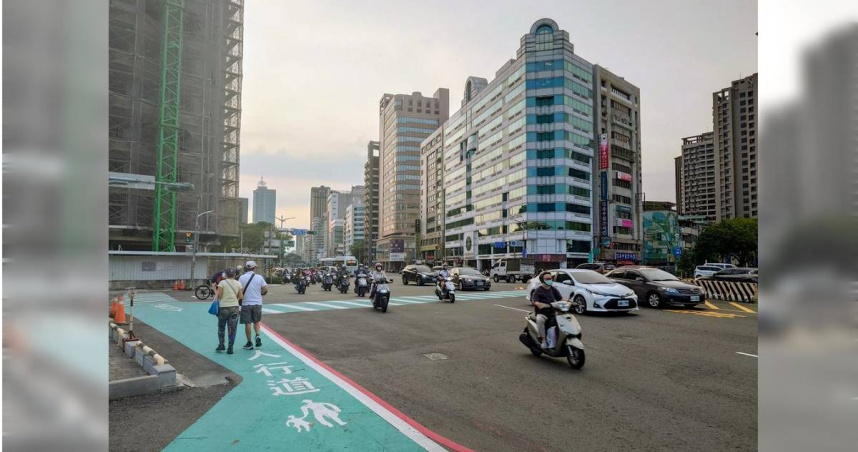 高雄市交通局針對中正一路與凱旋、五福一路口交通動線進行改善，預計在年底前開放機車免待轉，並新增行人車阻型行人庇護空間提升安全性。（圖／中國時報任義宇攝）