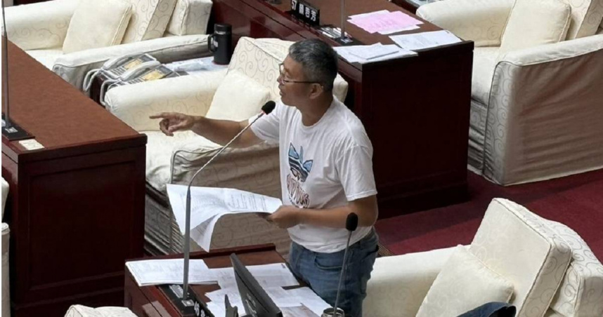 台北市議員徐立信近日接到業者陳情，保單和繳費單上都是個人資料有外洩風險。北市法務局長連堂凱21日回應，將向相關單位反映，研擬「安全、合規、便利」的新查核方式。（圖／中時記者邱芊攝）