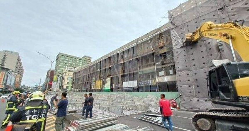 鷹架被強風吹倒砸車騎士險遭活埋幸僅輕傷。（圖／翻攝畫面）