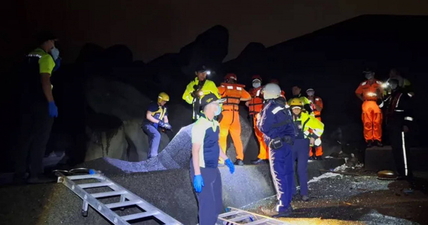 基隆海洋大學岸邊現高度腐爛浮屍卡消波塊下。（圖／翻攝畫面）