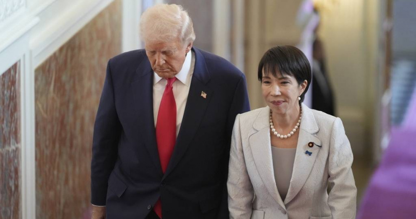 美國總統川普（左）在日本首相高市早苗（右）的陪同下抵達東京赤坂迎賓館。（圖／達志／美聯社）