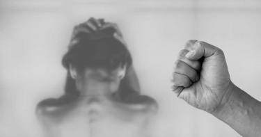 滿足我或Call警察!渣男假扮員警 找「獨居妹敲門」秒脫褲硬上