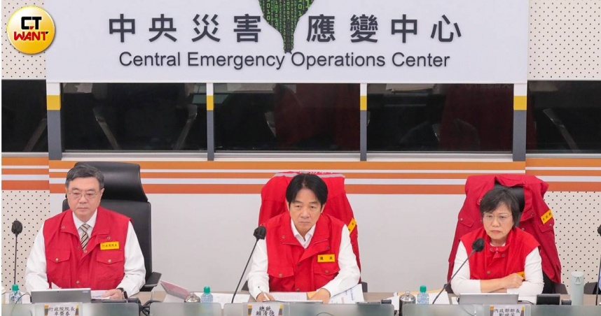 行政院長卓榮泰陪同總統賴清德視察中央災害應變中心。（圖／黃耀徵攝）