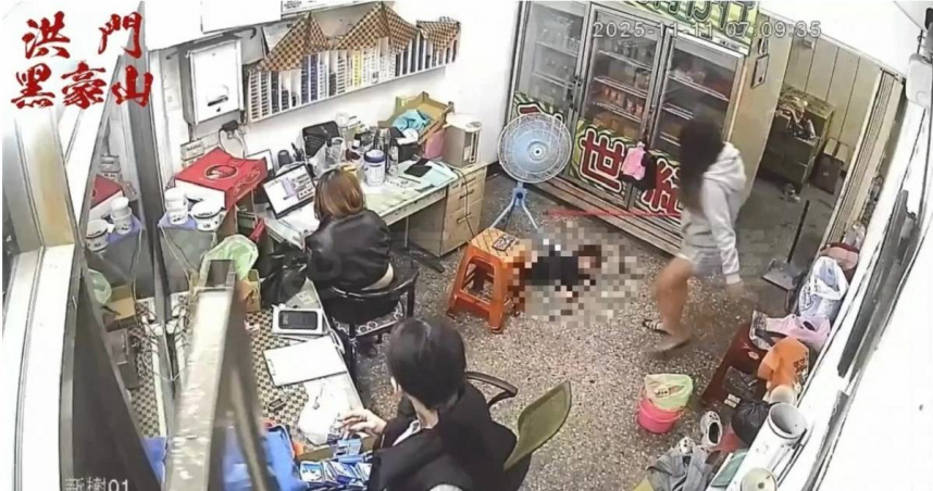 惡質母親持掃把毆打女兒，誇張行徑全被監視器錄下。（圖／翻攝畫面）
