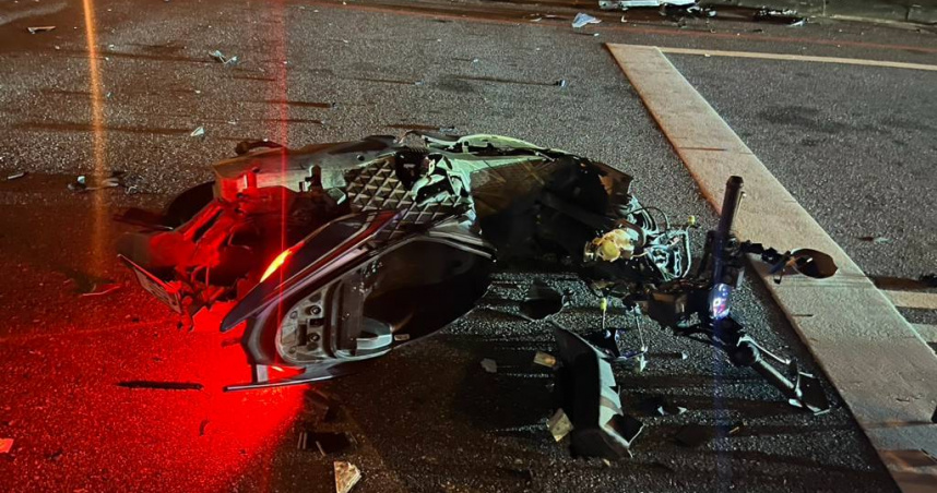 轉彎車猛撞直行機車騎士飛摔倒地竟被查出無照上路。（圖 ／翻攝畫面）