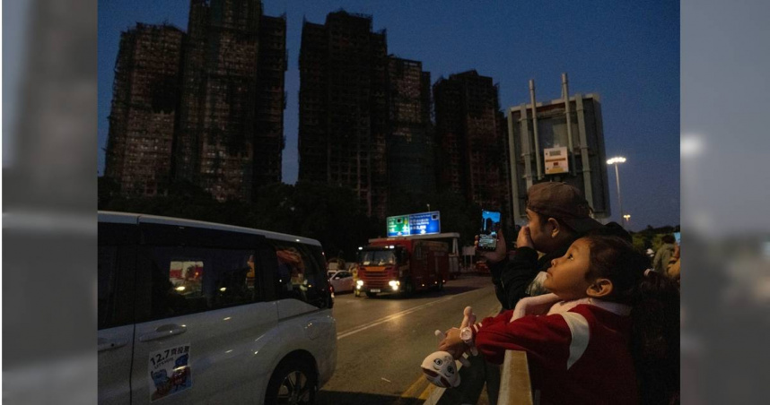 根據香港特區政府今（28）日下午記者會中宣布的最新消息，目前大埔宏福苑已造成128人死亡、79人受傷，並仍有多人失聯。（圖／達志／美聯社）