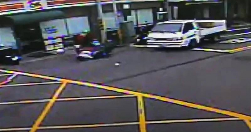 19歲朱姓女大生騎機車載妹返家，因貨車鬼切及女騎士超速釀成連環車禍不幸身亡。（圖／翻攝畫面）