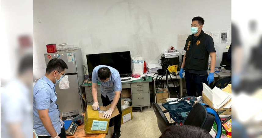 刑事局日前接獲情資查扣藝術燈座內藏有52塊海洛因磚。（圖／翻攝畫面）