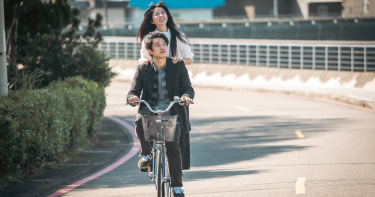 初孟軒騎腳踏車載著邵雨薇，畫面青春洋溢，但拍攝時必須忍著寒風吹拂。（圖／風暴國際提供）