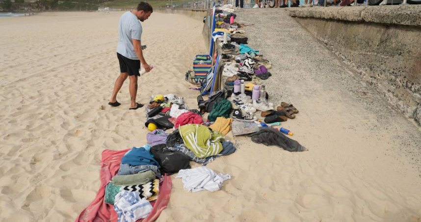 雪梨邦迪海灘槍擊案發生後堆積的物品。（圖／達志／美聯社）