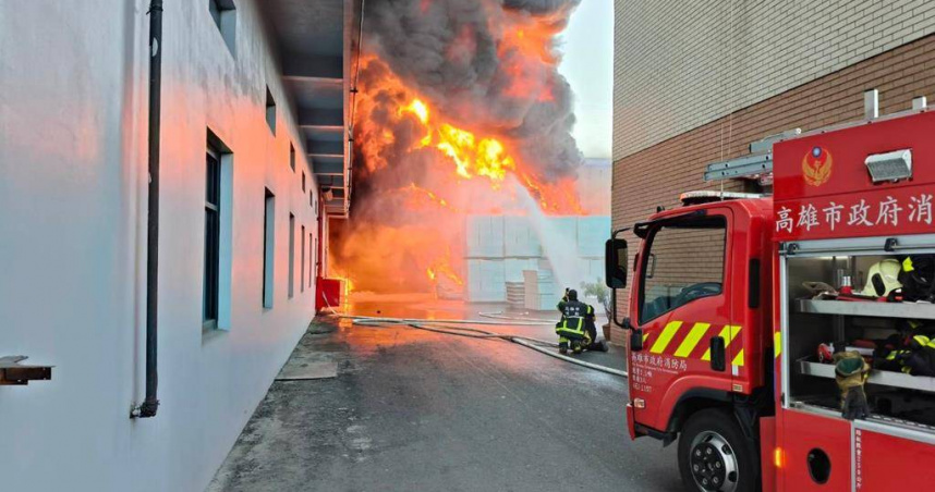 消防出動無人機機器人全面圍堵火勢。（圖 ／翻攝畫面）