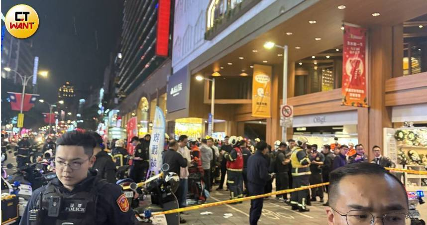 中山站攻擊事件後，警方持槍進入誠品與周邊建物加強戒備，現場氣氛一度緊繃。（圖／翁靖祐攝）