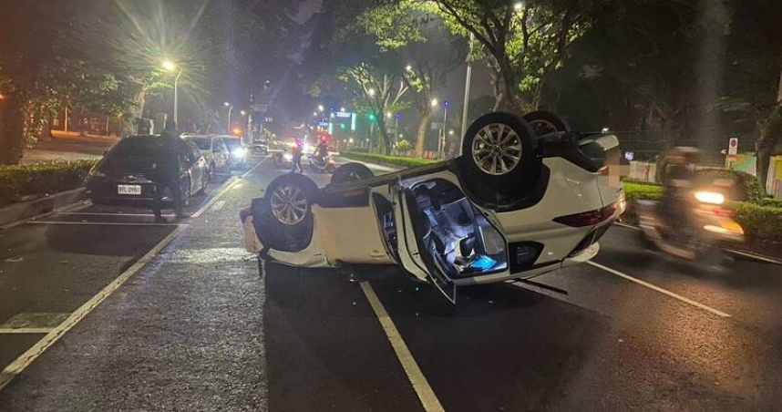 台中太平區一輛客貨車疑因駕駛分心與孩童聊天，擦撞路旁轎車後側翻在車道上。（圖／翻攝畫面）