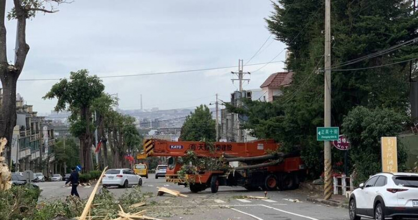 台中沙鹿大型吊車停等紅燈時疑煞車失靈倒退滑行，撞上汽車旅館圍牆。（圖／翻攝畫面）