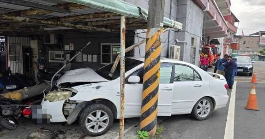 高雄男「恍神開車」撞斷電桿衝進消防隊　9輛消防員私人車輛遭殃