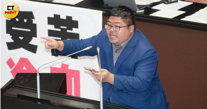 民進黨嘉義縣長擬參選人蔡易餘質疑對手黃榮利，與背離民進黨人士互動，並強調只有自己才能團結地方贏得選舉。（圖／CTWANT攝影組）