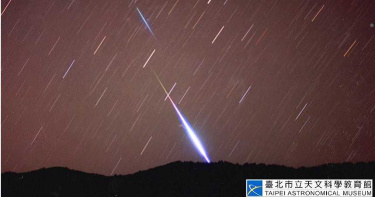 肉眼可見「火流星」拖長尾畫過夜空 22日天琴座流星雨網路直播