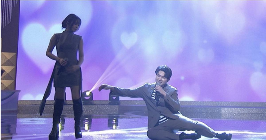 李子森直接趴在地上作勢要挽留杜忻恬。（圖／中視提供）