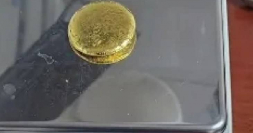 大陸男子「用SIM卡煉出191克黃金」話題近日引發熱議。（圖／翻攝自微博）