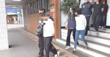 刺青師暗黑斜槓毒梟，民宅變喪屍煙彈工廠還藏改造槍。（圖 ／翻攝畫面）