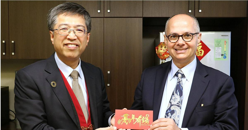 奧馬爾．亞基(Omar M. Yaghi)兩年前在唐獎大師論壇、青年對談，分享自身勇於追求夢想，奮鬥不懈的歷程更激勵不少年輕人。左為唐獎教育基金會執行長陳振川。（圖／唐獎提供）