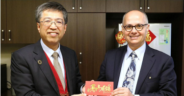 奧馬爾．亞基(Omar M. Yaghi)兩年前在唐獎大師論壇、青年對談，分享自身勇於追求夢想，奮鬥不懈的歷程更激勵不少年輕人。左為唐獎教育基金會執行長陳振川。（圖／唐獎提供）